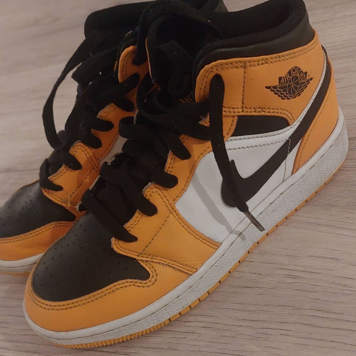 Air Jordan 1 Mid skór
