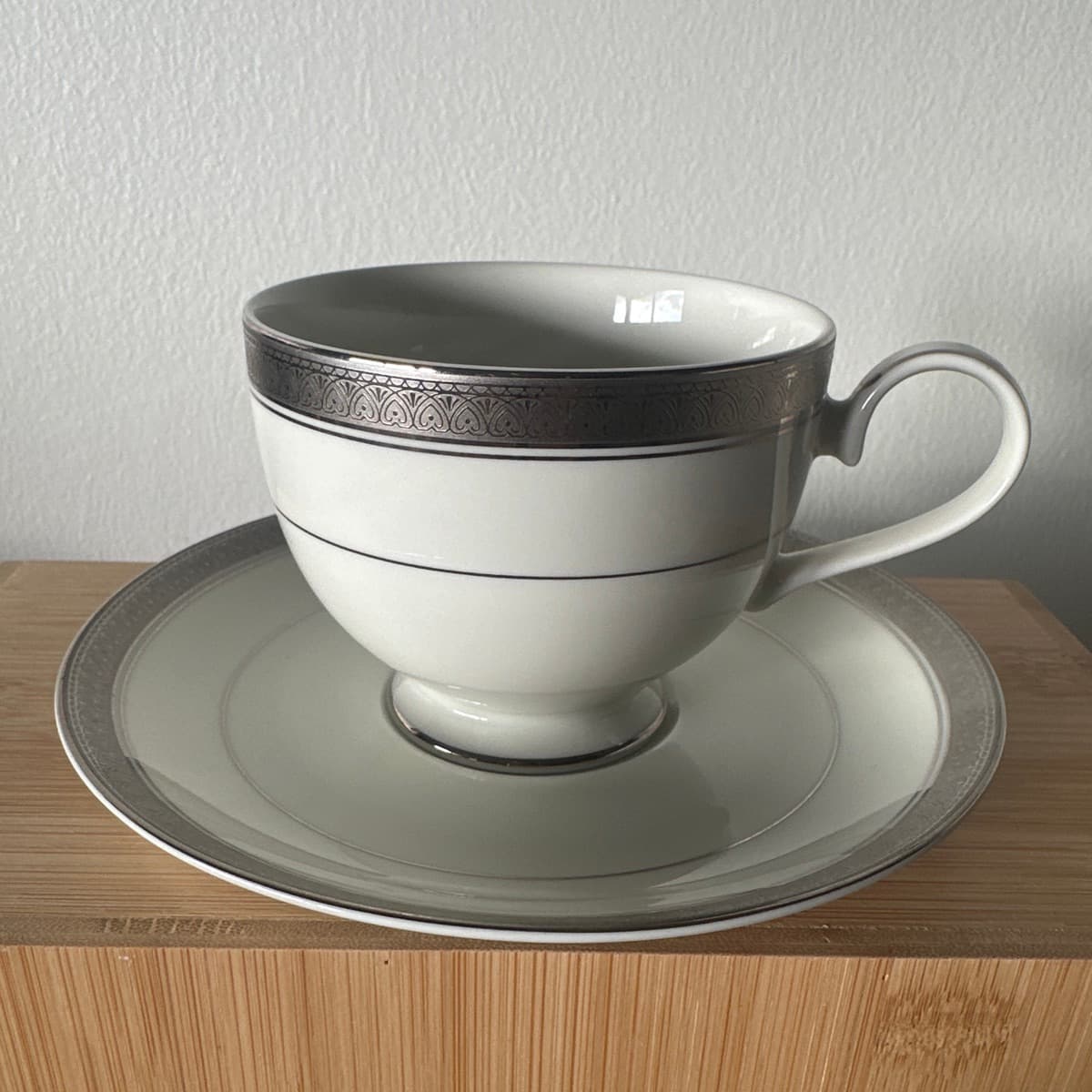 MIKASA PALATIAL PLATINUM Tebolli með undirskál 4stk.