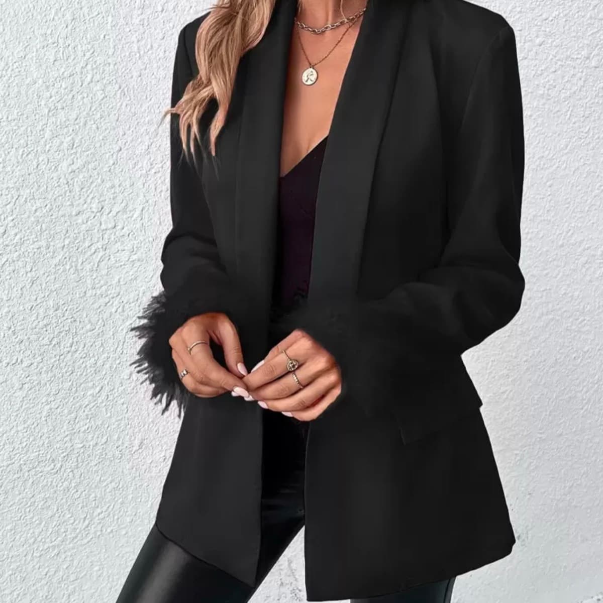 Svartur blazer með fjaðrakanti