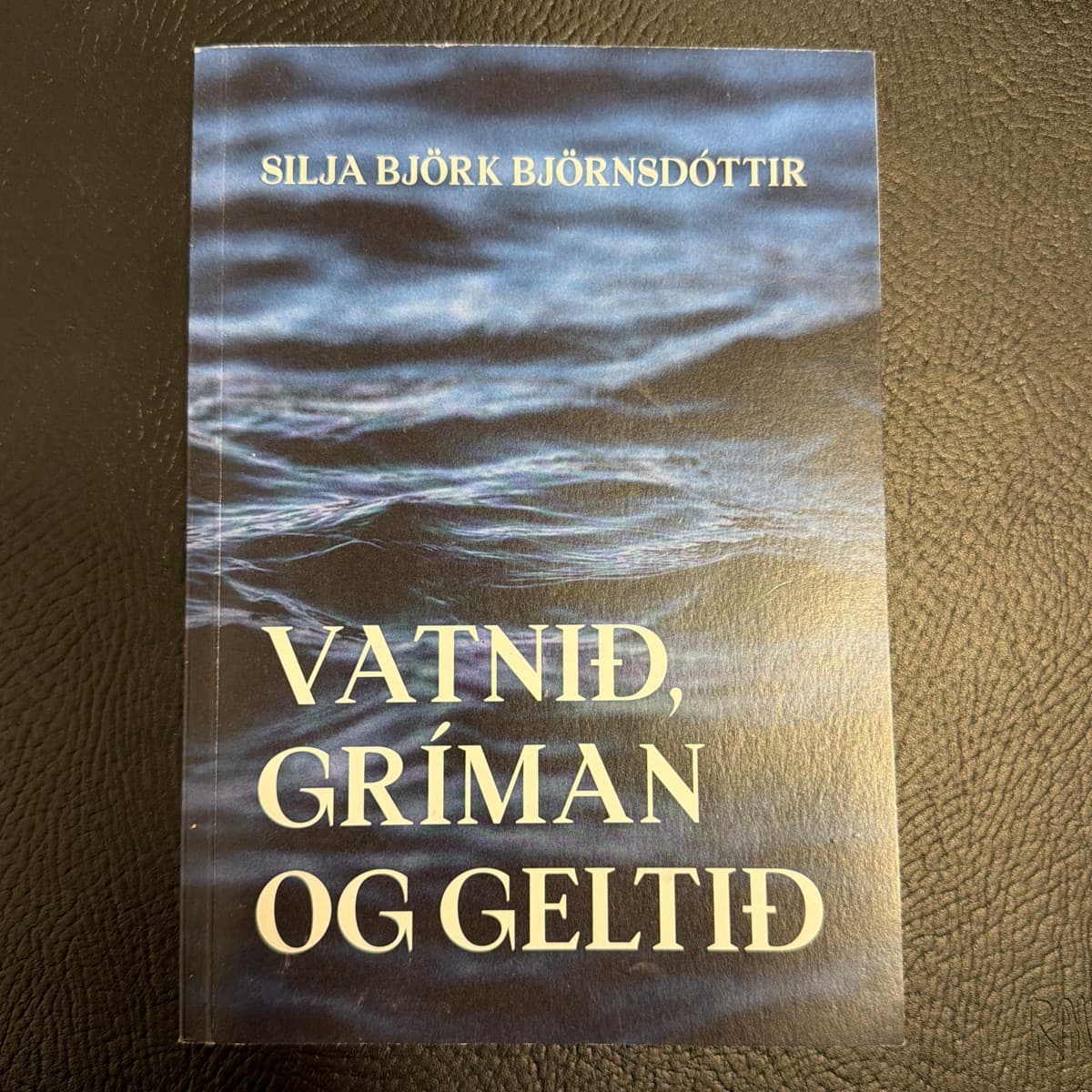 Vatnið, gríman og geltið - áritað eintak