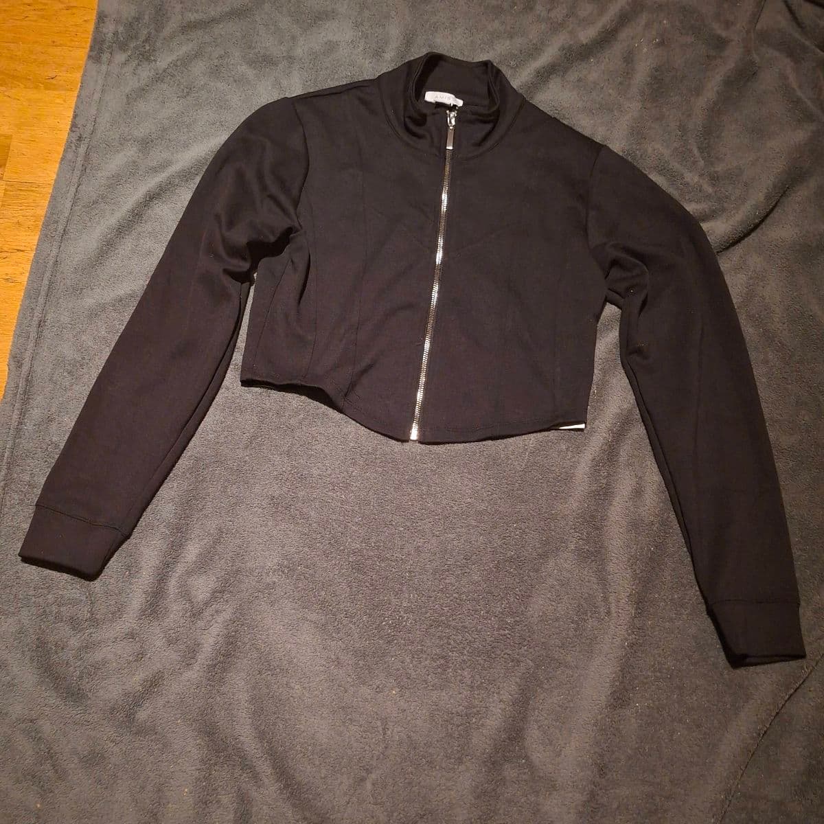 Stutt rennd peysa