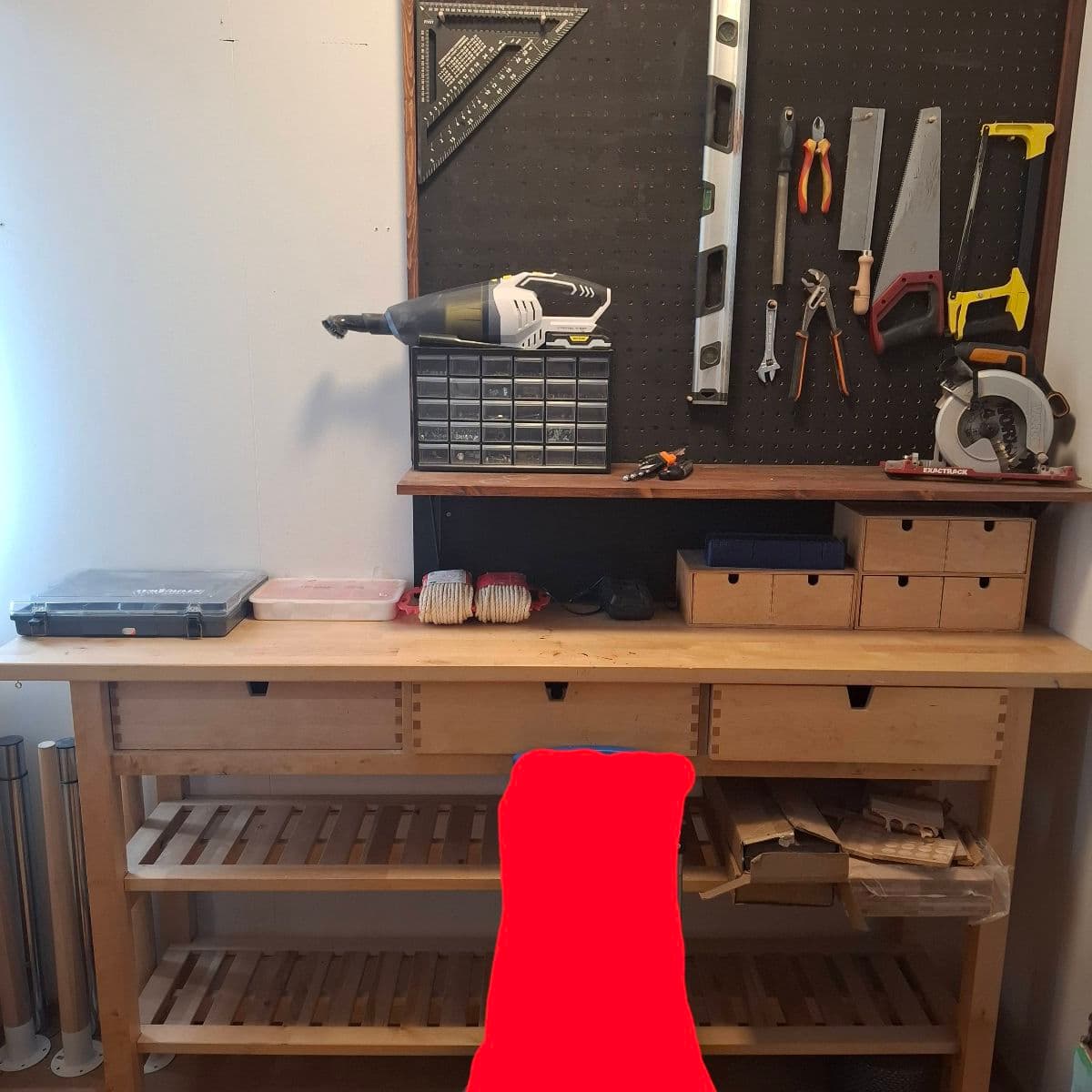 Vinnubekkur með verkfærum