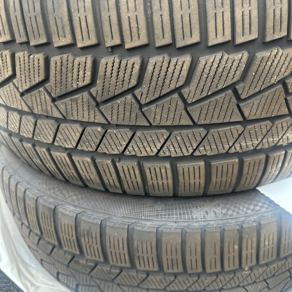 2 stk Continental vetrardekk til sölu 265/45R21