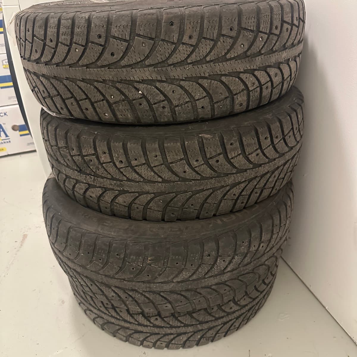 Fjögur 185/65 R15 vetrardekk