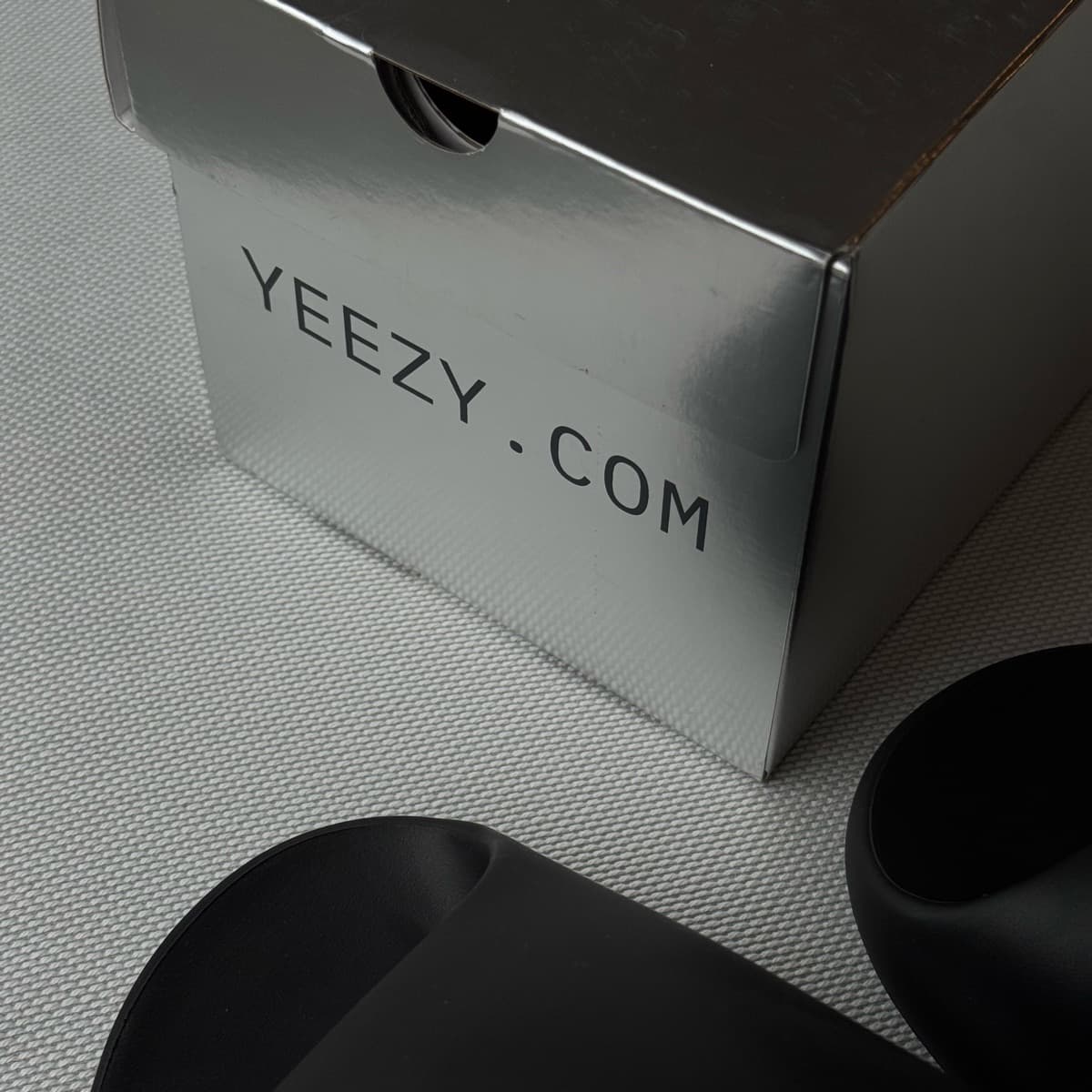 YEEZY Inniskór st 9 // 42