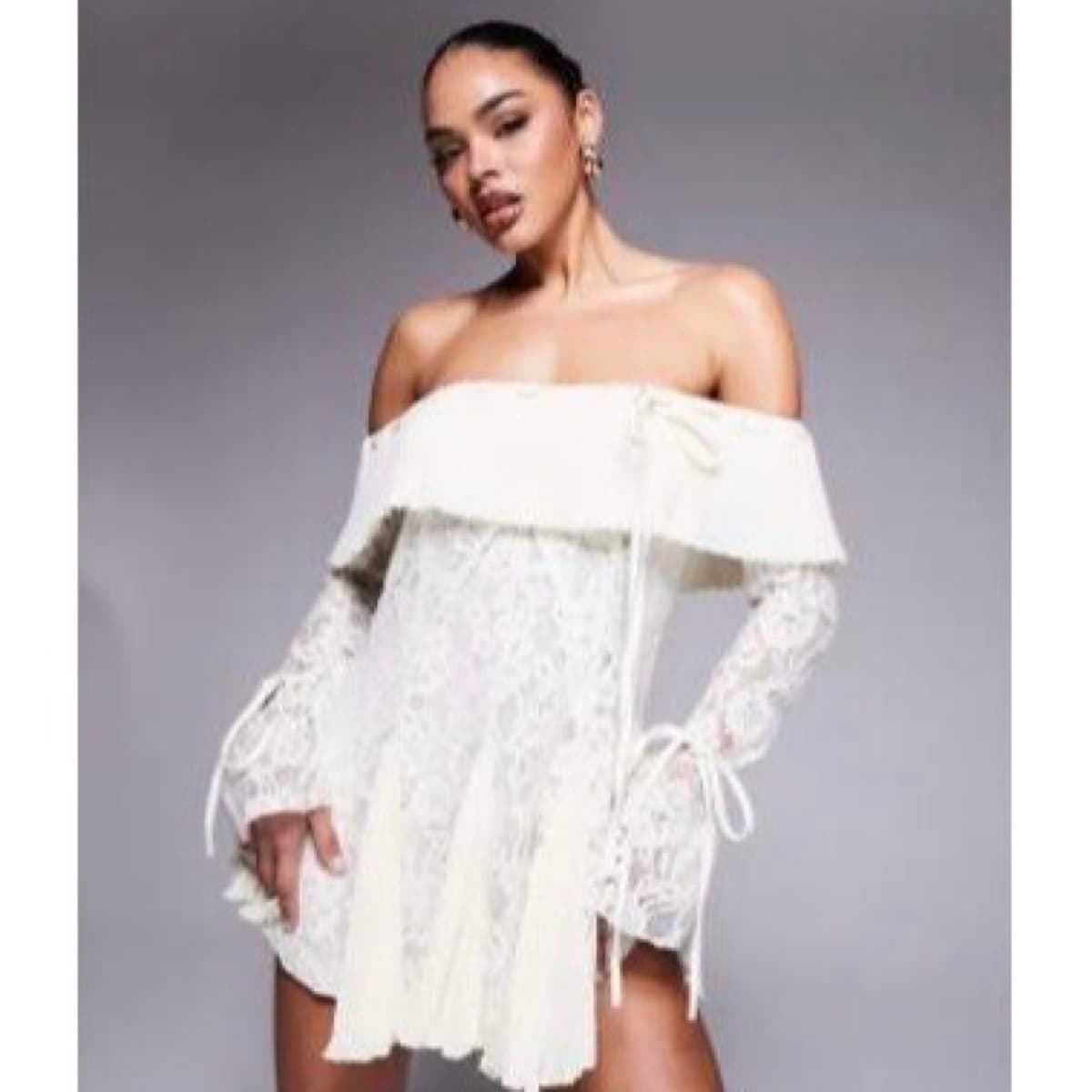 Off-shoulder blúndukjóll
