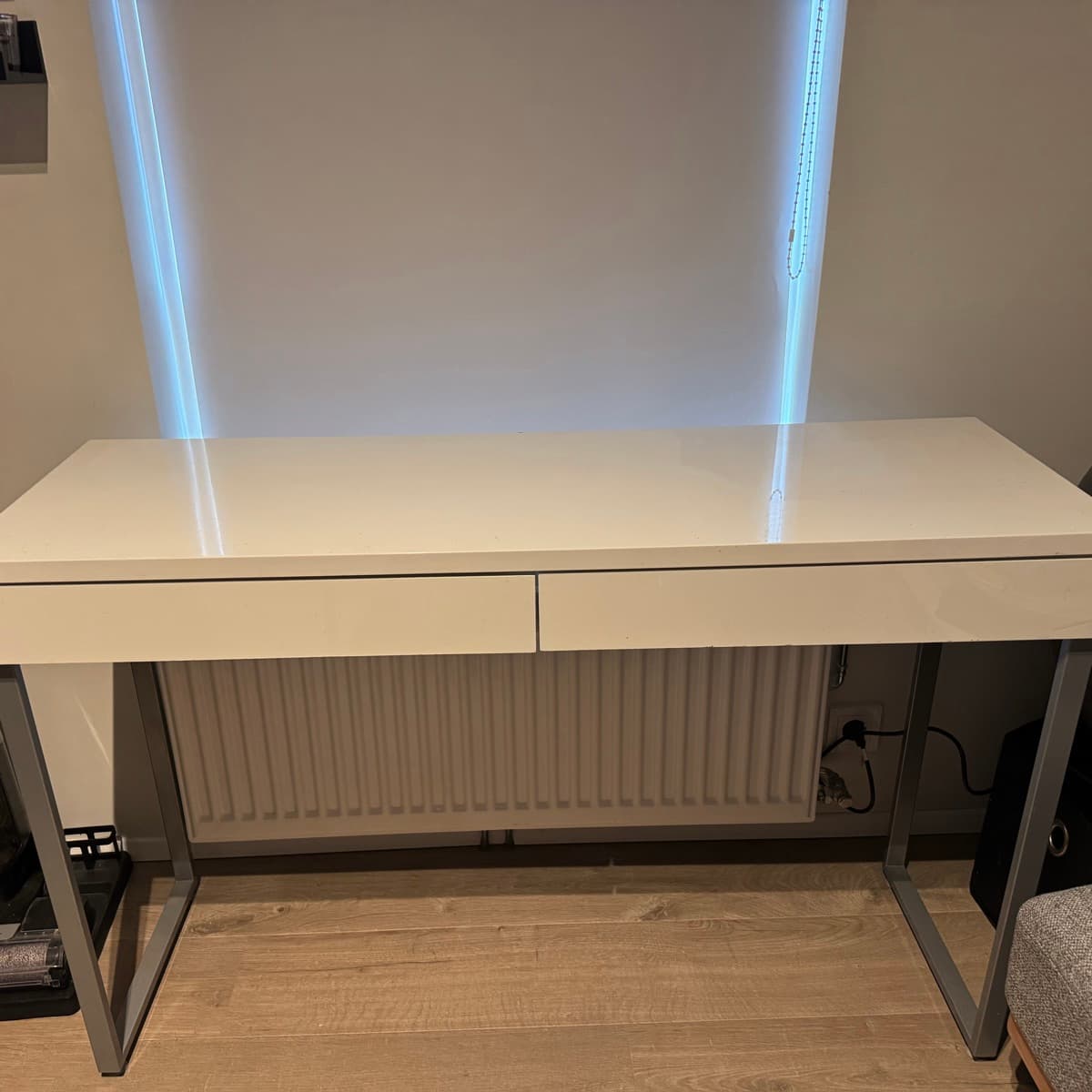 Skrifborð með skúffum