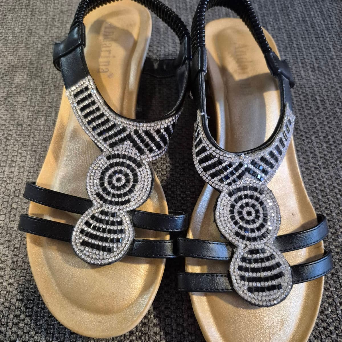Skreyttir sandalar