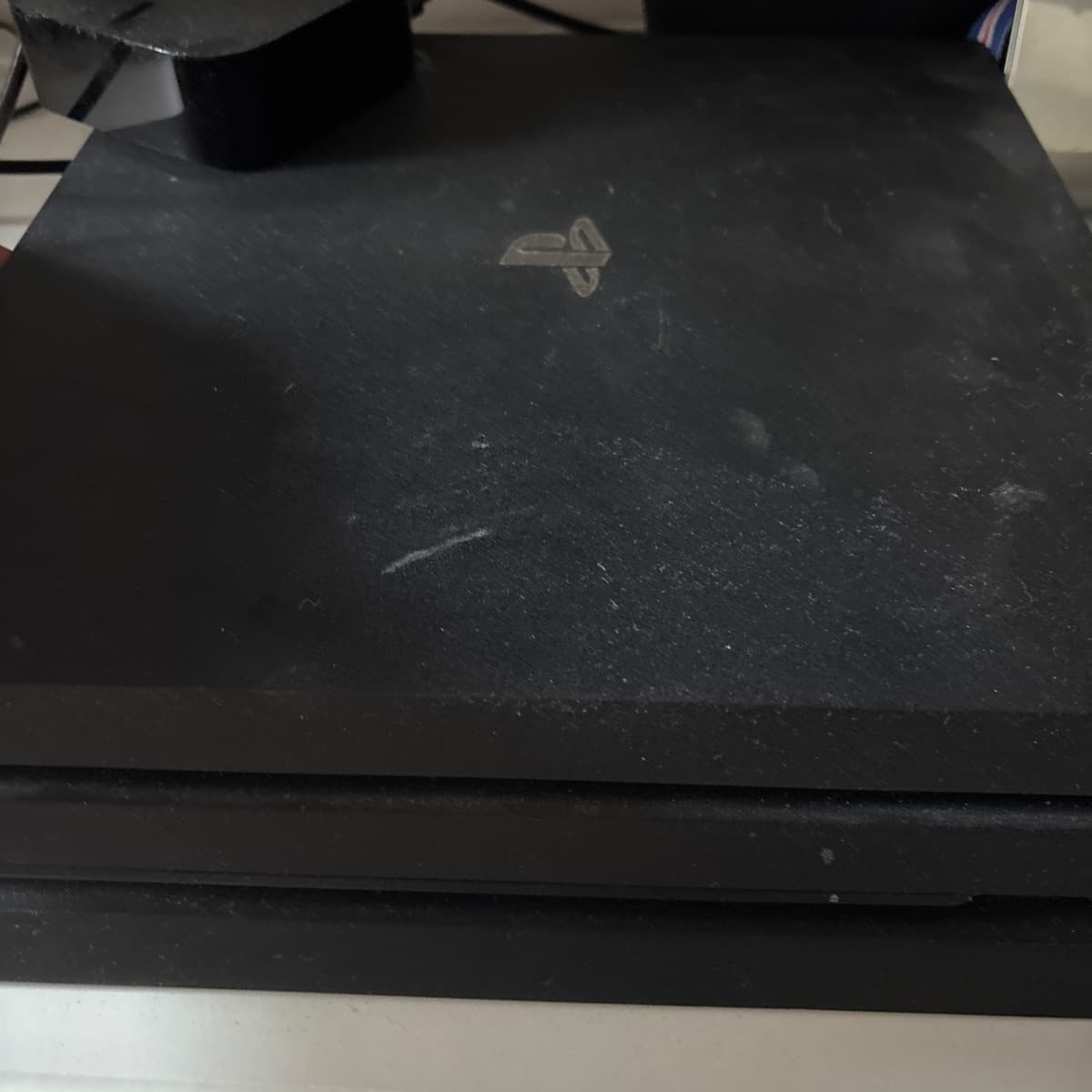 PS4 leikjatölva með tveimur fjarstýringum