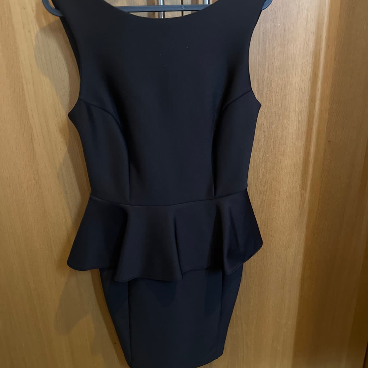 Svartur peplum kjóll
