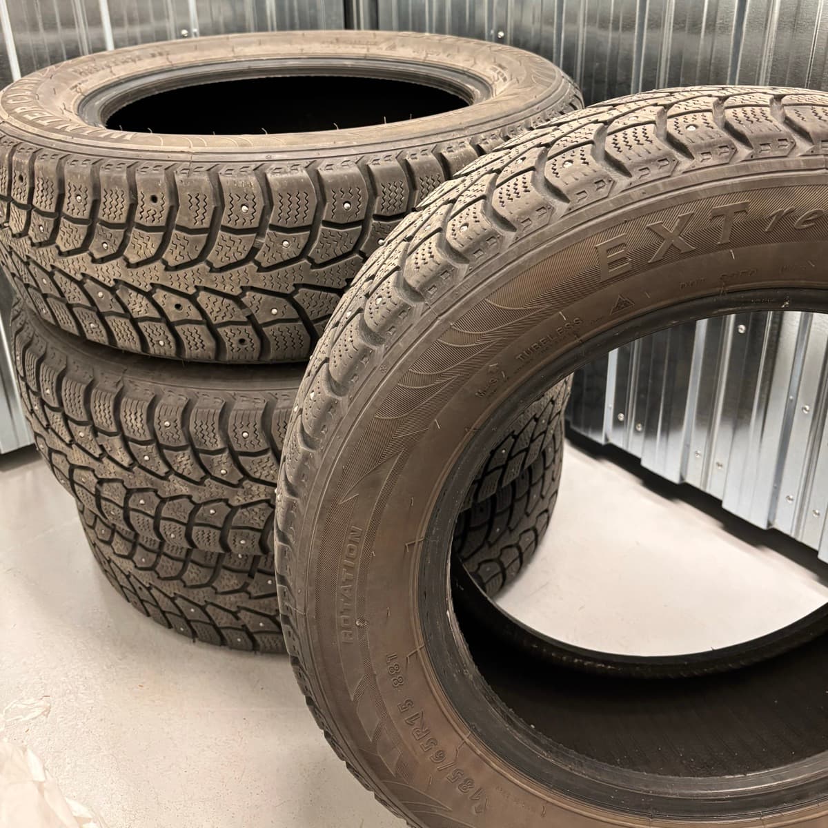 Fjögur 185/65R15 negld dekk