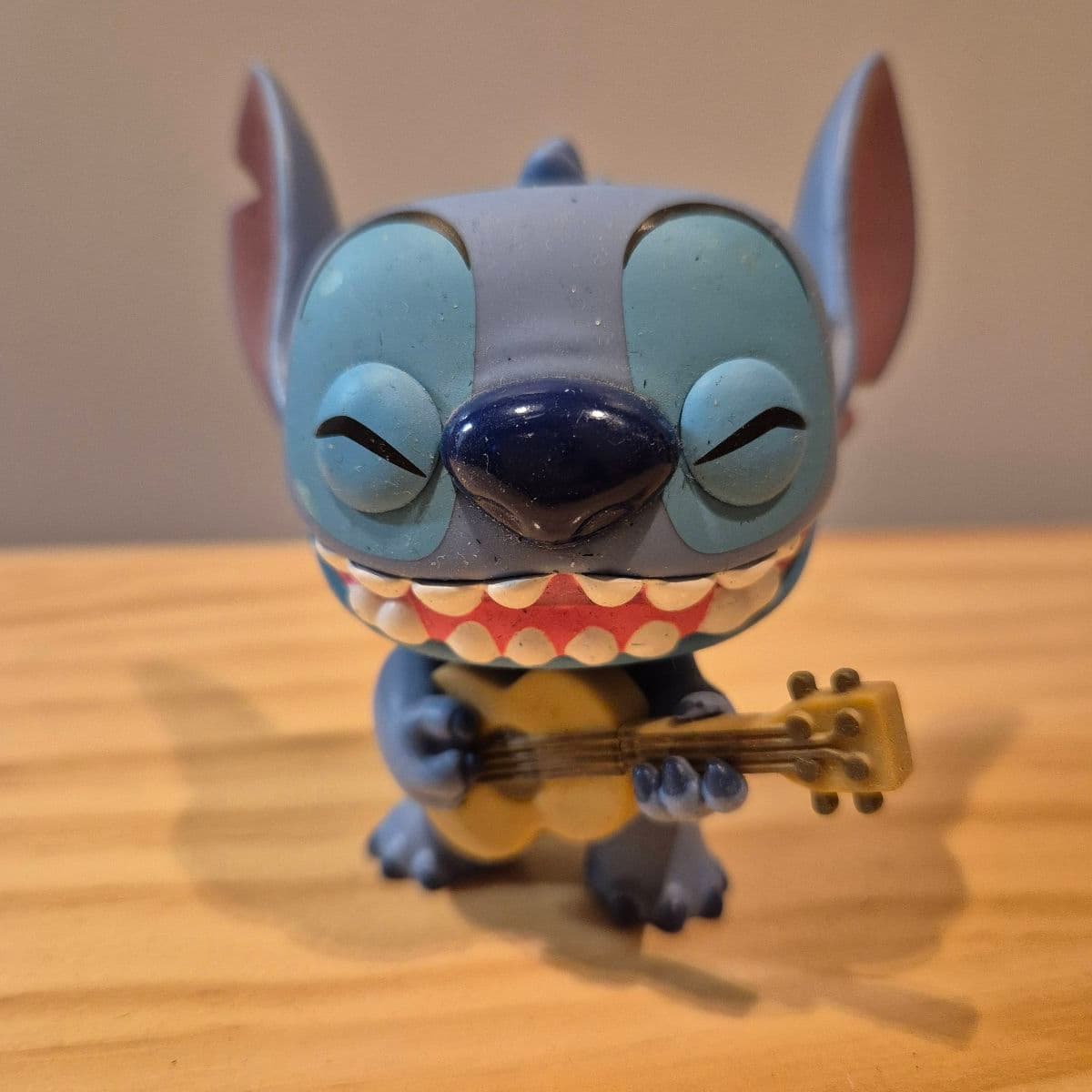 Stitch fígúra með úkúlele