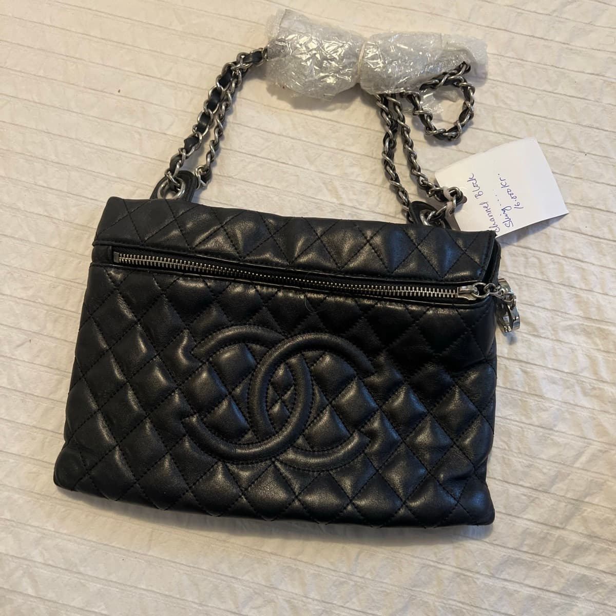 Chanel quilted taska