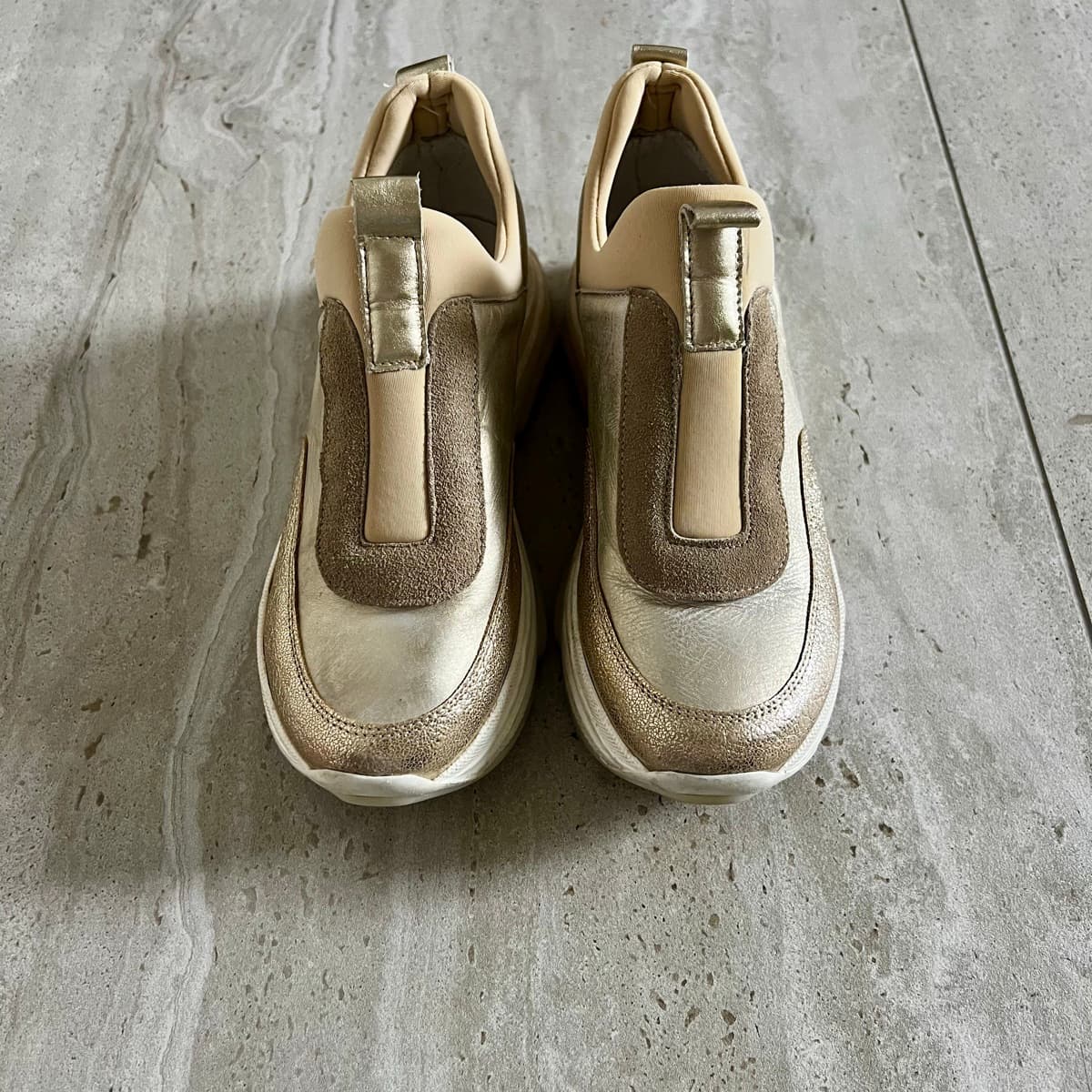 Gullnir slip-on strigaskór