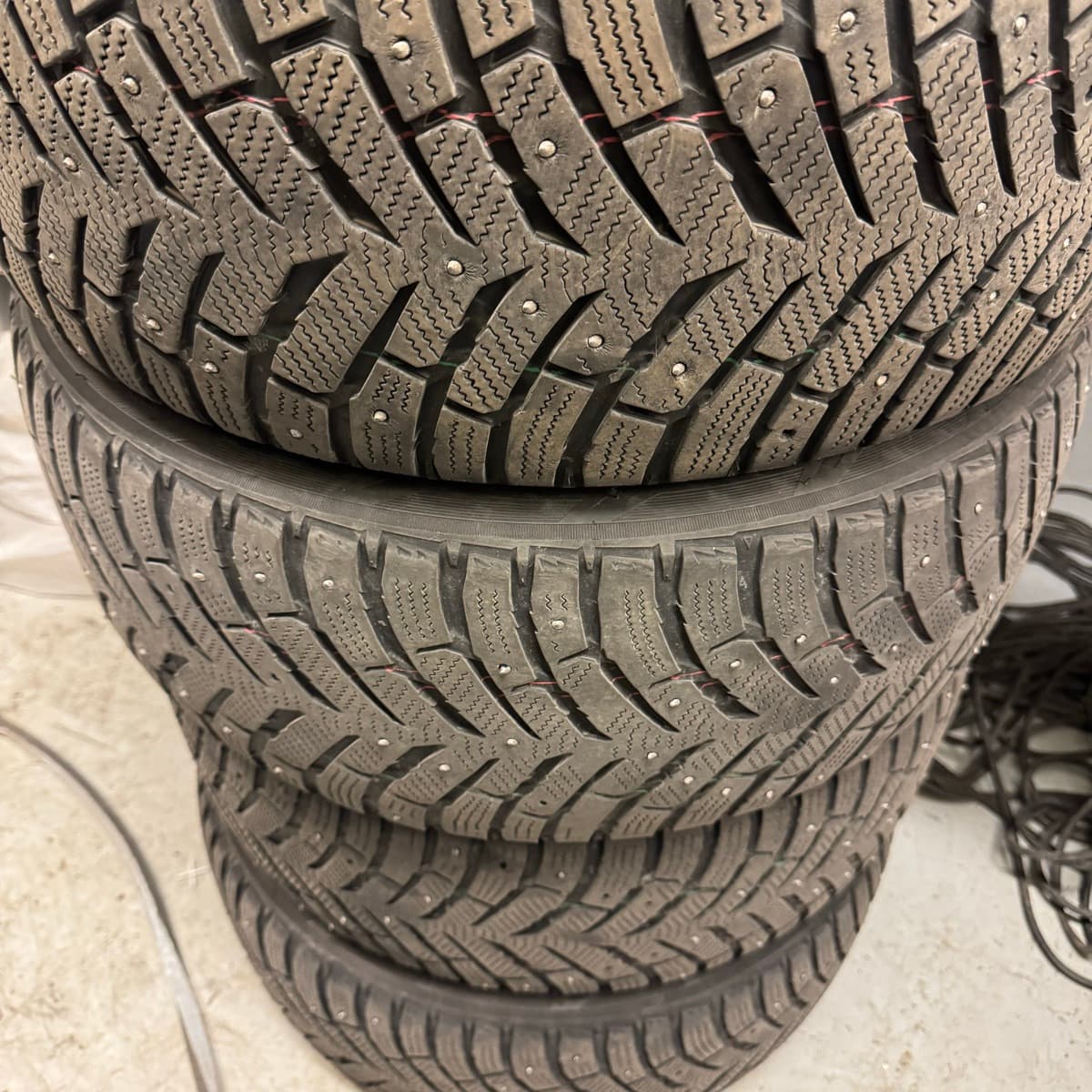 Fjögur Toyo nagladekk, 235/45 R18