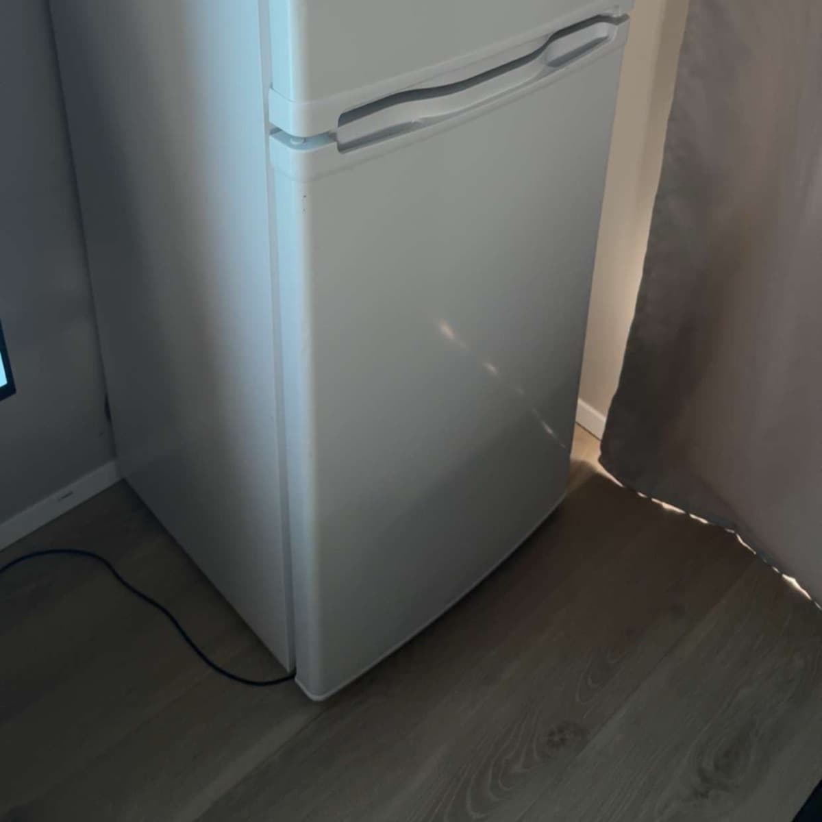 Lítill ísskápur með frysti