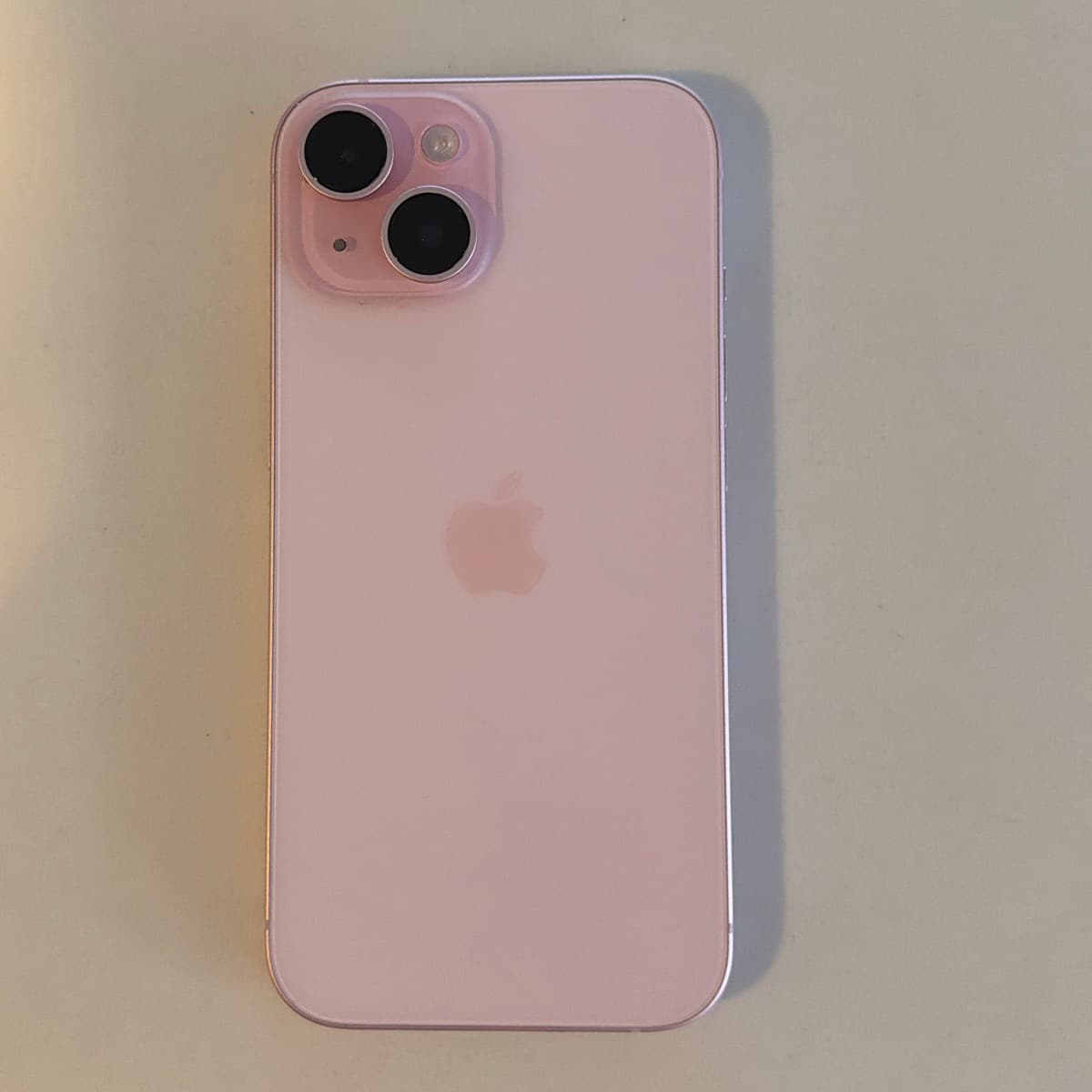 iPhone 15, bleikur