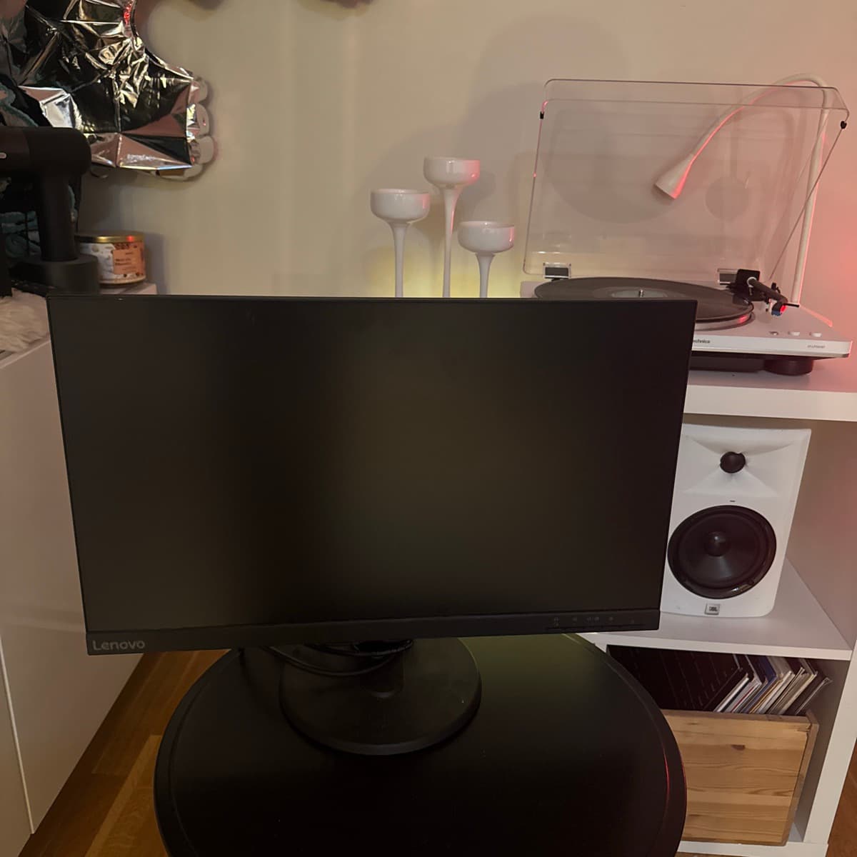 Lenovo tölvuskjár