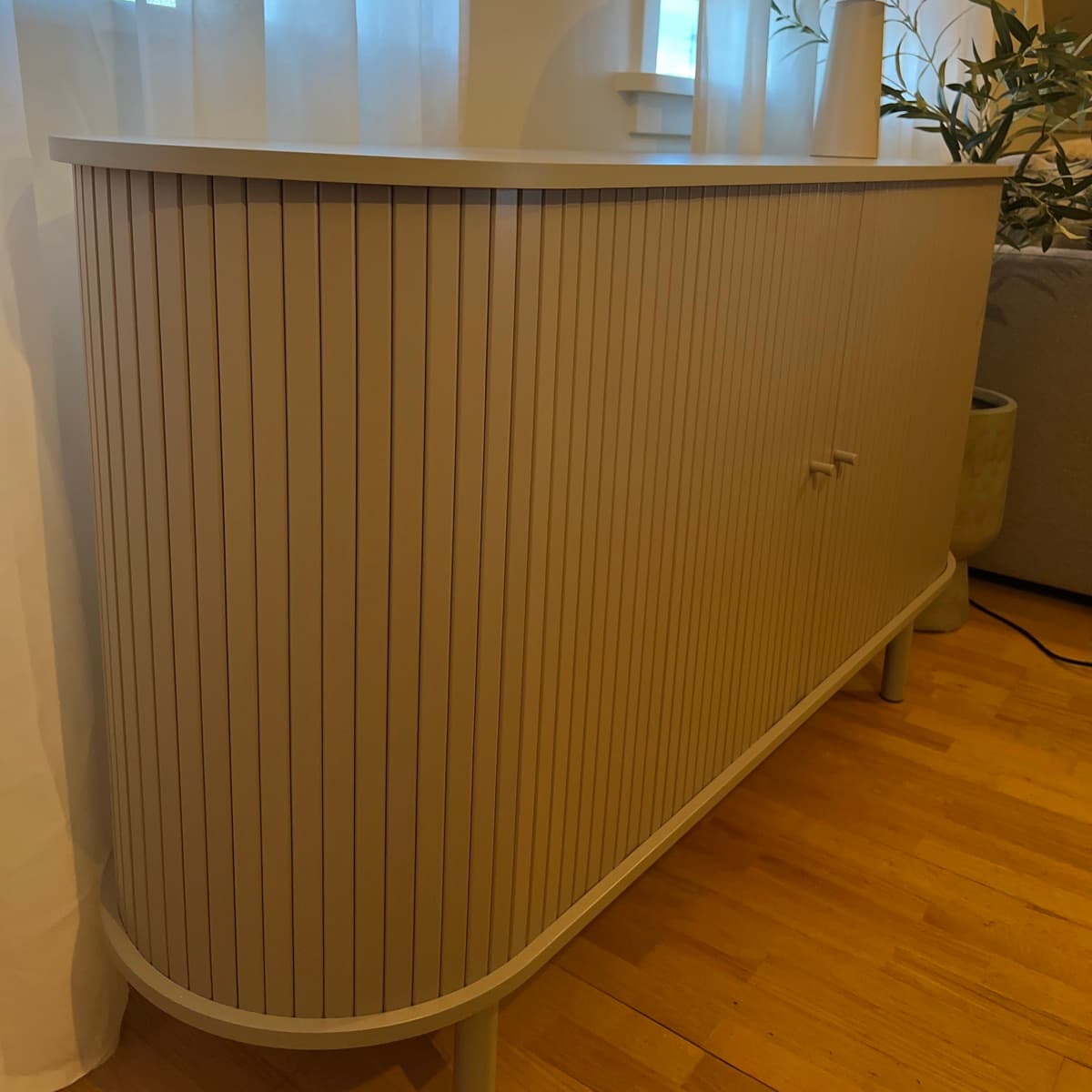 DYVIG skenkur – 140 cm, sandlitaður