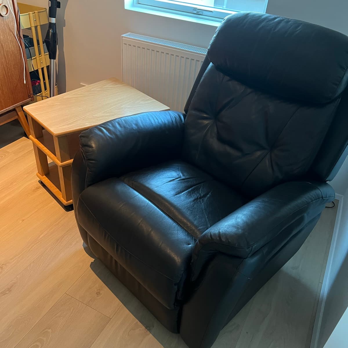 Hægindastóll og hliðarborð