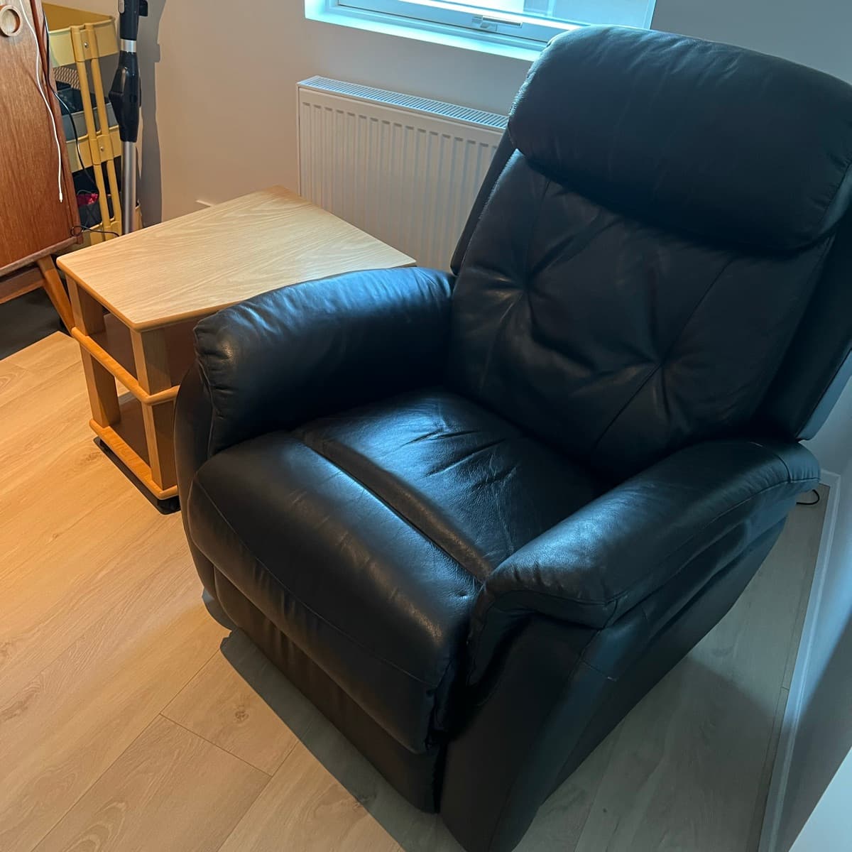 Hægindastóll og hliðarborð
