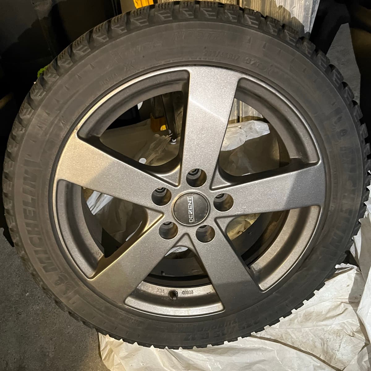Michelin nagladekk á Dezent álfelgum