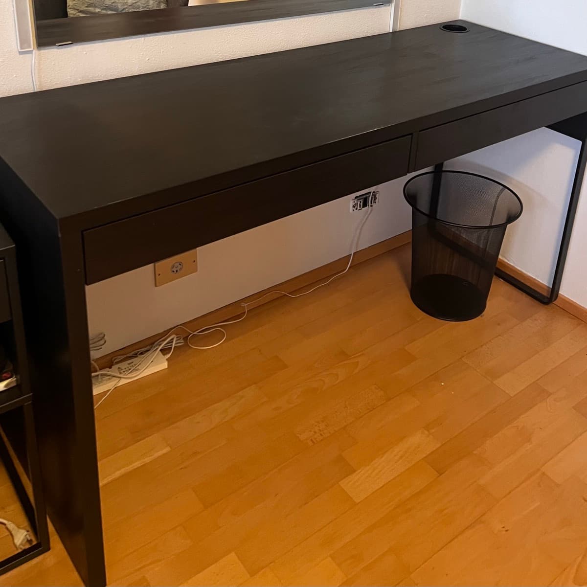 Skrifborð með skúffum