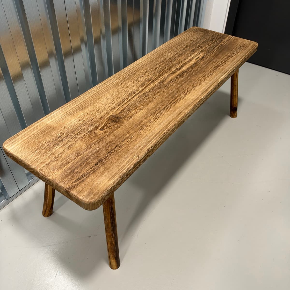 Viðarbekkur úr myrk store