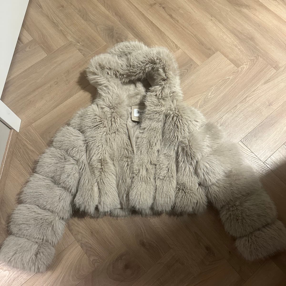 Loðjakki með hettu