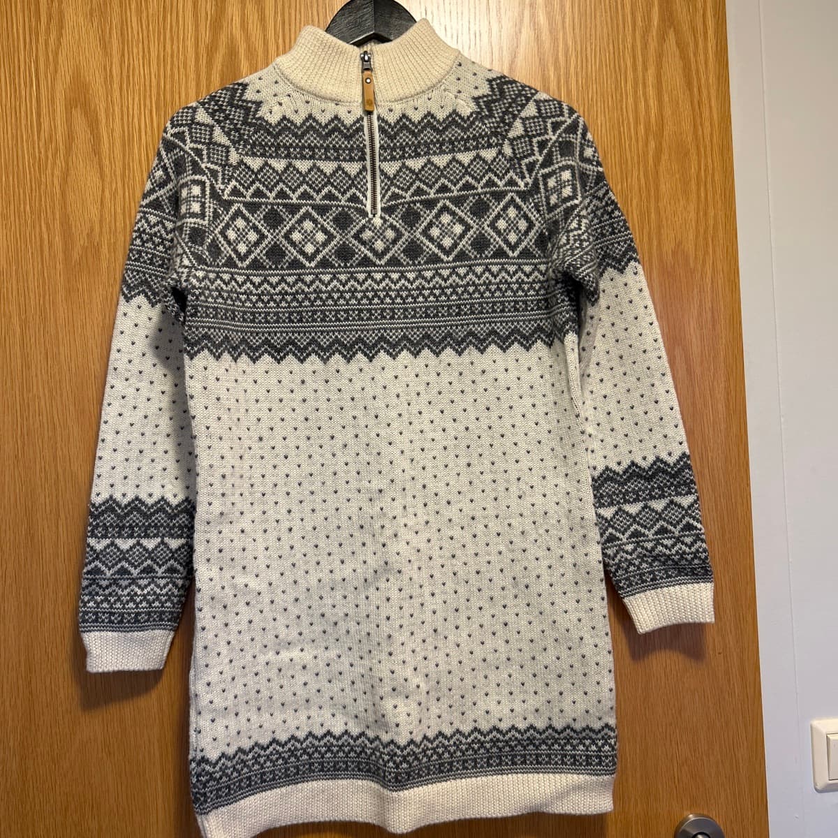 Mynstruð prjónapeysa með rennilás