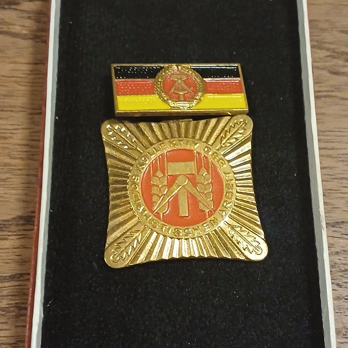 Austur-þýsk orða í öskju frá 1975.