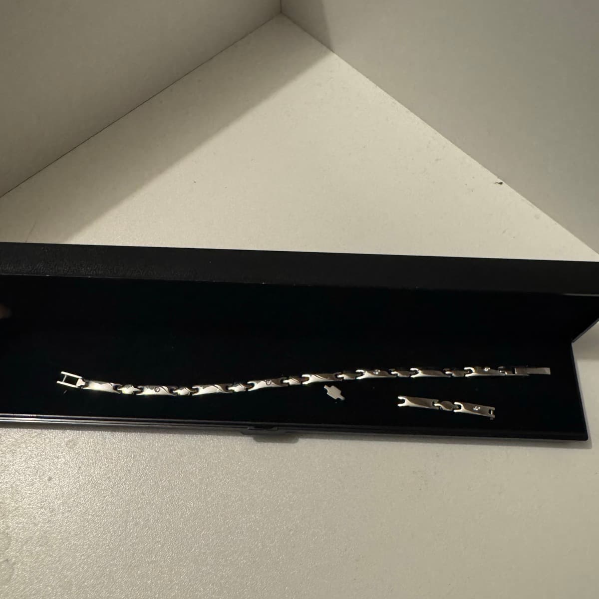 Silfurarmband í öskju