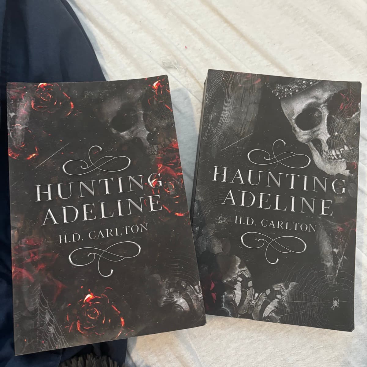 📚 Til sölu – Hunting Adeline & Haunting Adeline 🖤🌹