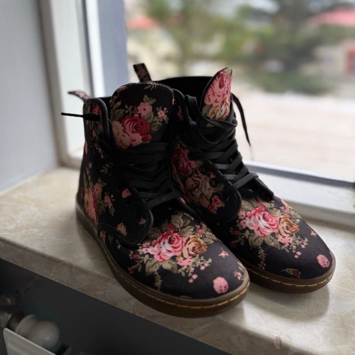 Dr. Martens blómastígvél