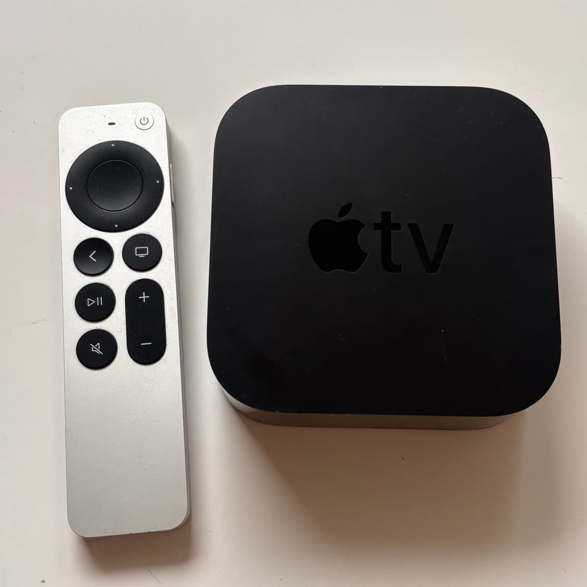 Apple TV 4th generation og fjarstýring