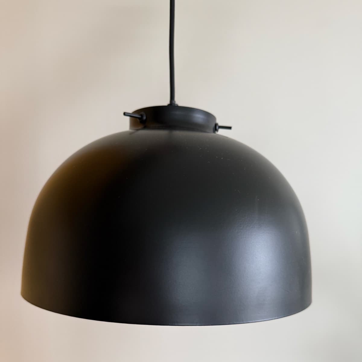 Svart loftljós