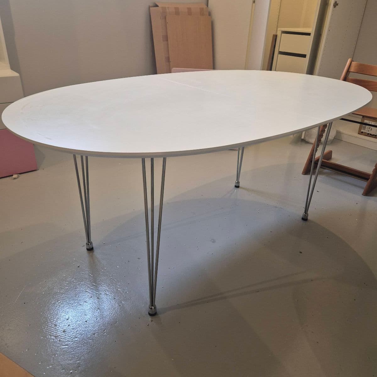 Sporöskjulaga matarborð