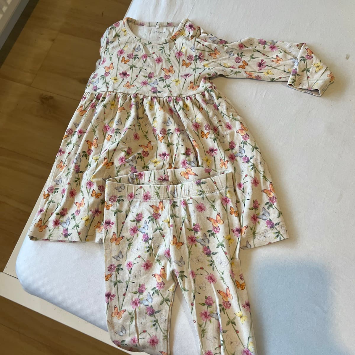 Name it kjóll og buxur
