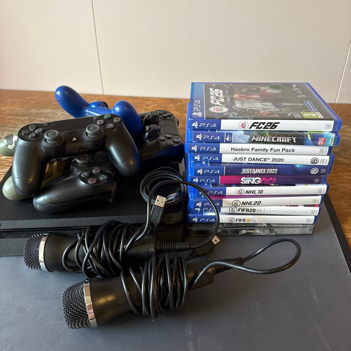 PlayStation 4 með 5 fjarstýringum og 11 leikjum