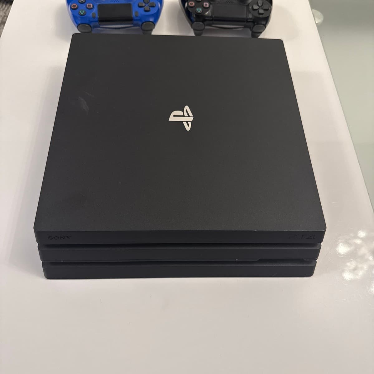 Sony PlayStation 4 Pro og tvær fjarstýringar