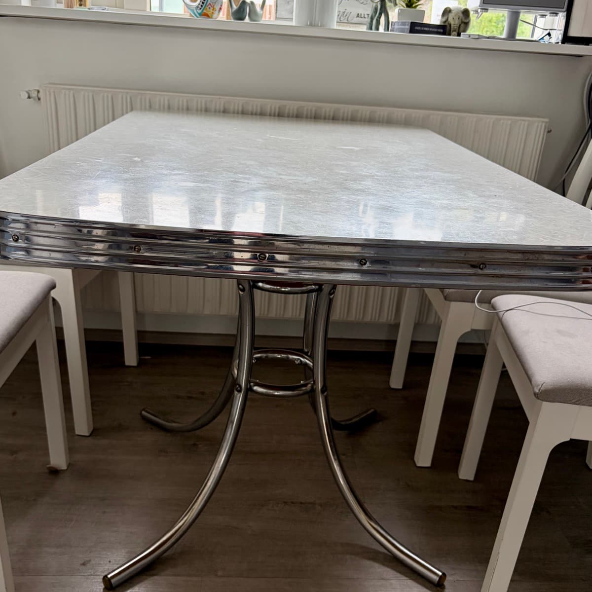 Retró eldhúsborð í diner stíl