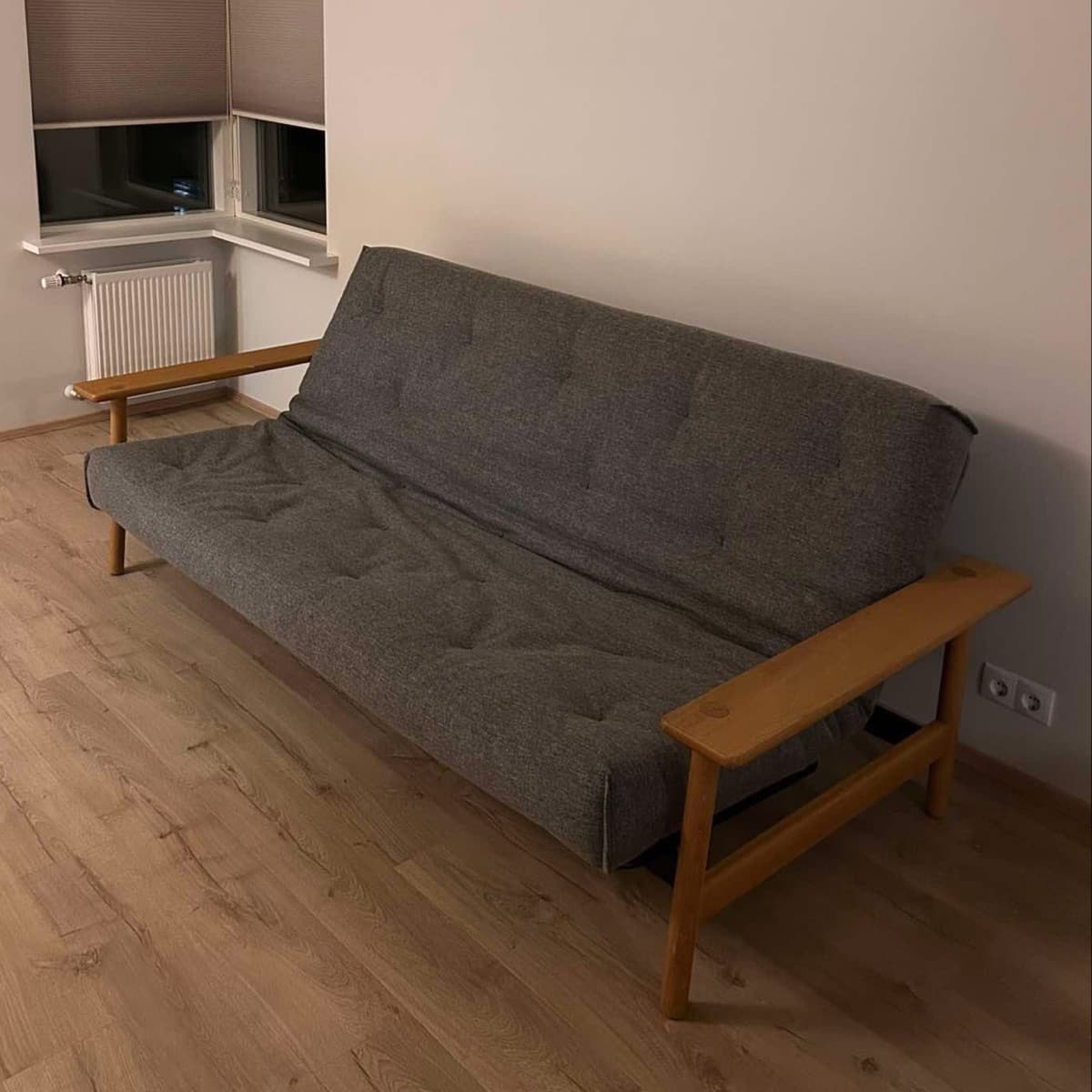 Svefnsófi með viðarörmum