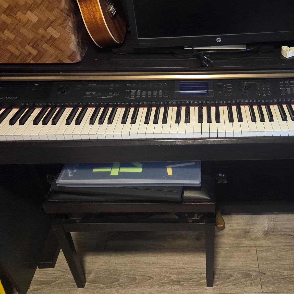 Yamaha Arius YDP-V240 stafrænt píanó