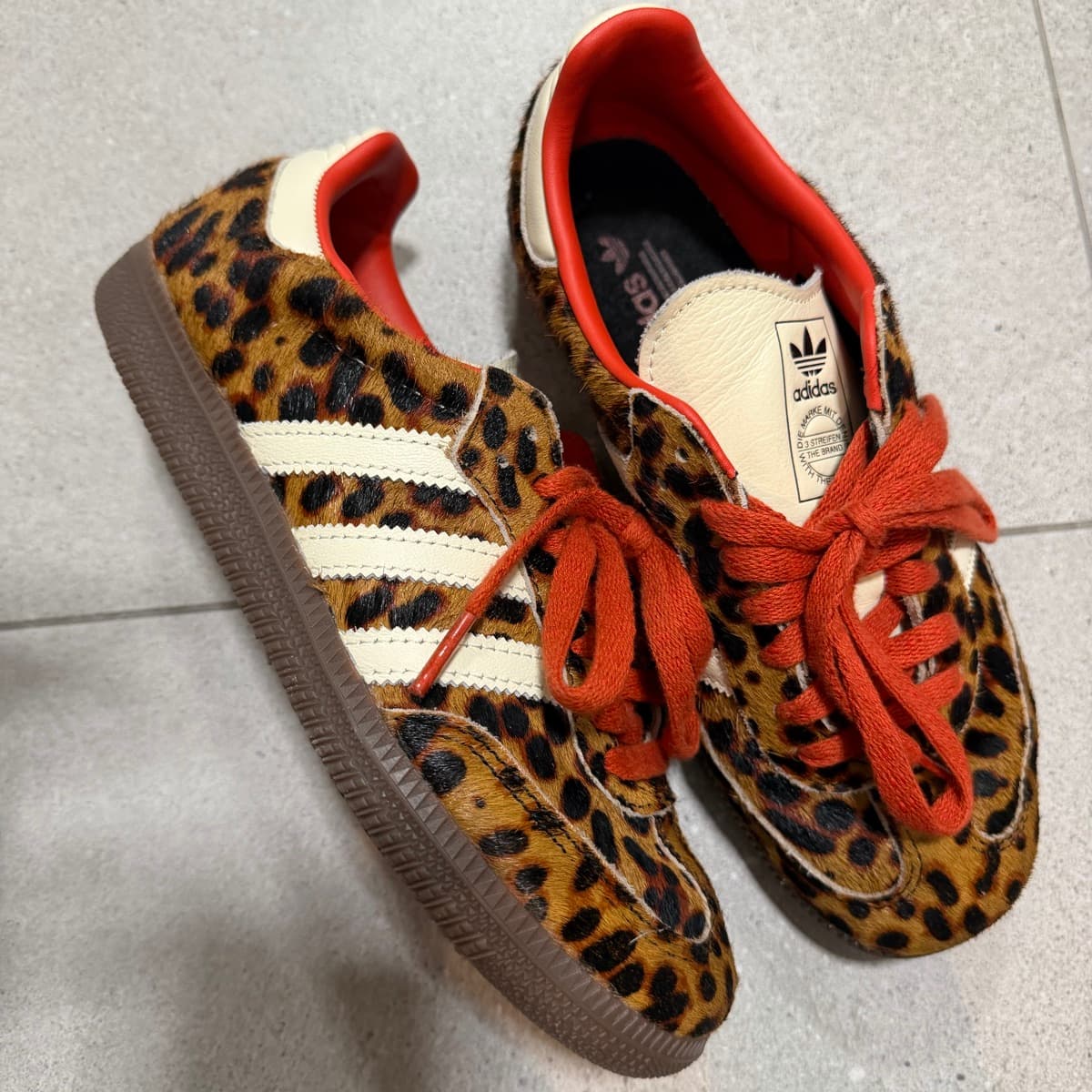Adidas hlébarðamunstraðir strigaskór