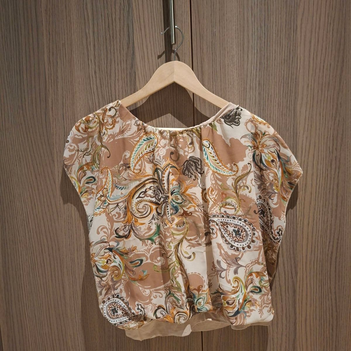 Toppur með paisley mynstri