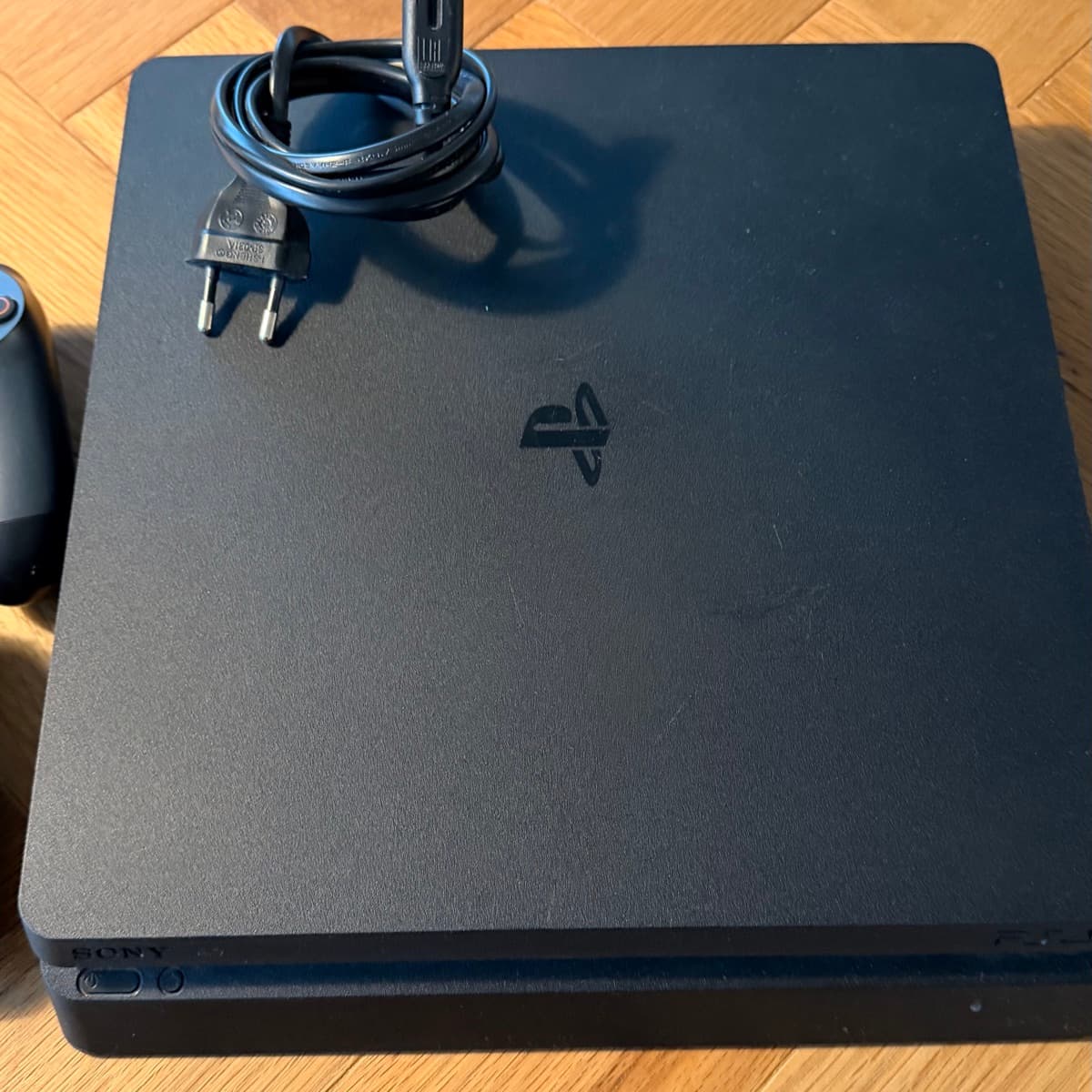 PlayStation 4 Slim með fjarstýringum og leikjum