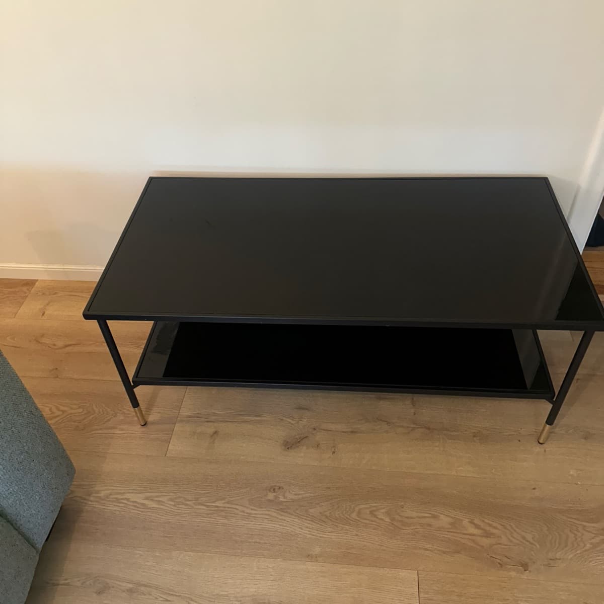 Sófaborð með hillu