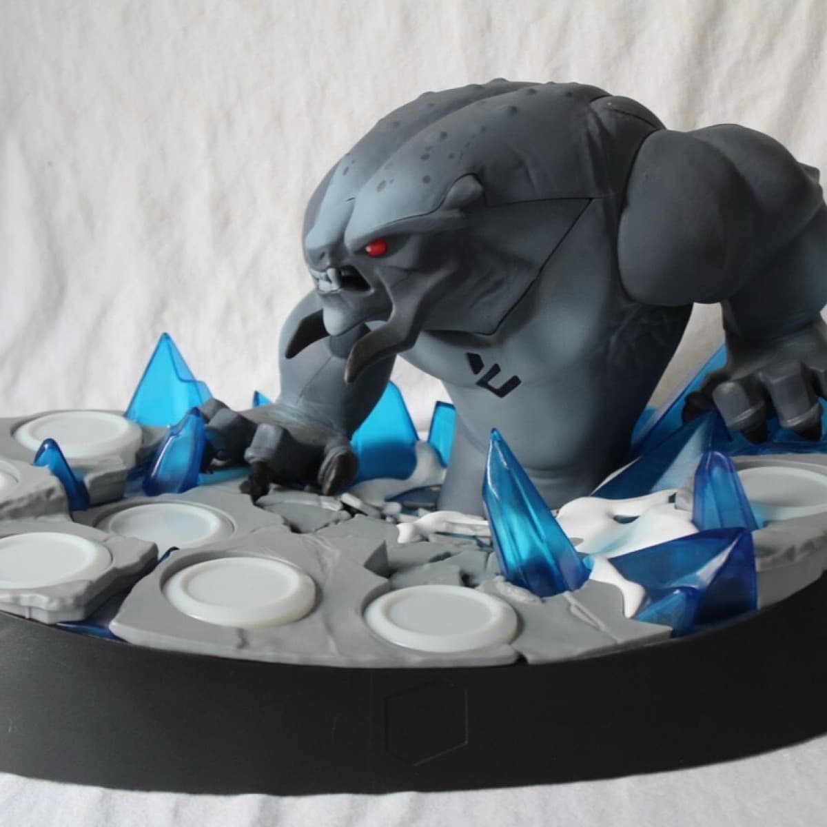 Disney Infinity 2.0 Collectors MARVEL FROST GIANT BEAST Base Display Stand