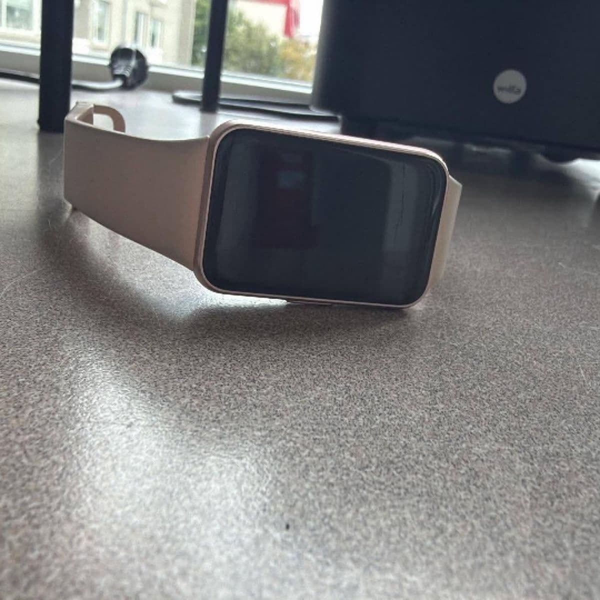 Fitbit Charge 5 – Soft Gold / ljósbleik-hvít 🤍