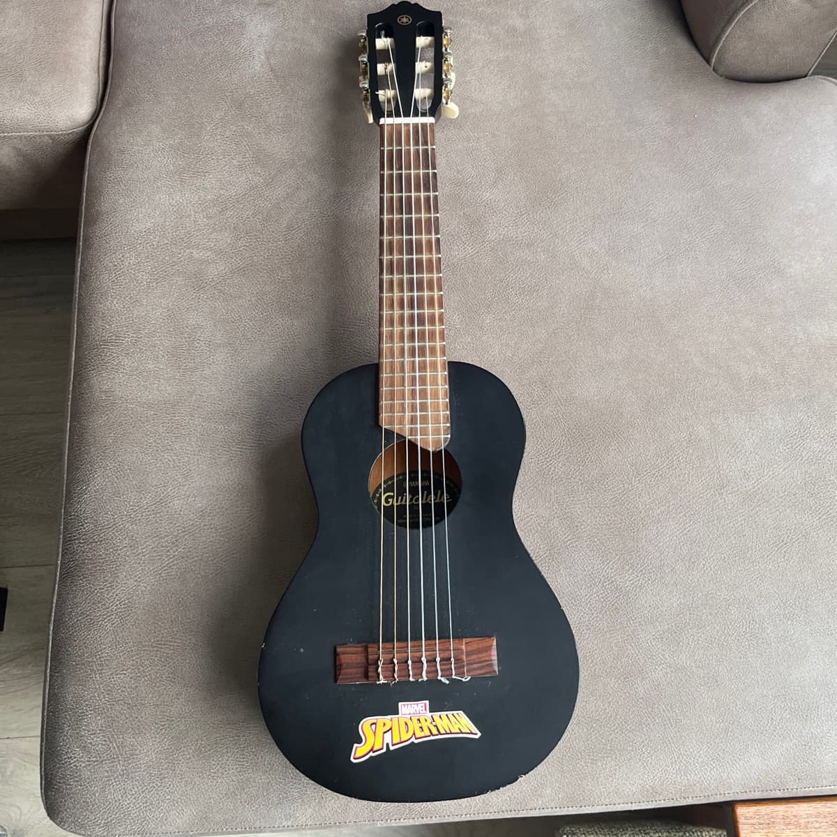 Yamaha GL1 guitalele